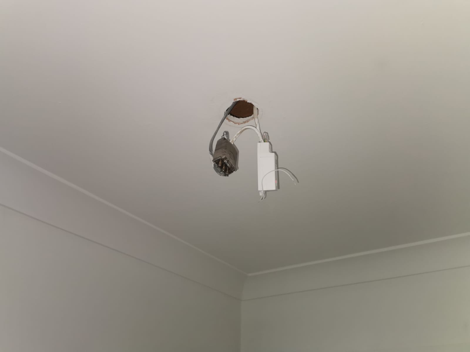 Receiver behind Downlight